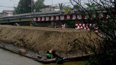 Sà lan nghìn tấn trôi tự do, đe dọa cầu Ông Nhiêu - ảnh 1