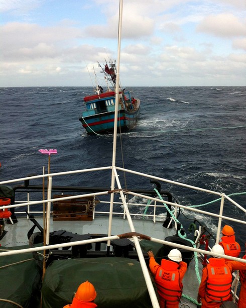 Cứu thành công 11 thuyền viên lênh đênh trong sóng dữ - ảnh 1