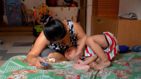 Bé bị bảo mẫu đánh ở Thủ Đức: Đòi mẹ buộc chân, ú ớ nói khi ngủ - ảnh 1