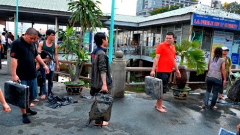 Cháy tàu cánh ngầm, khách lao xuống sông tránh lửa - ảnh 2