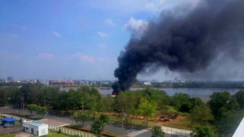 Cháy tàu cánh ngầm, khách lao xuống sông tránh lửa - ảnh 1