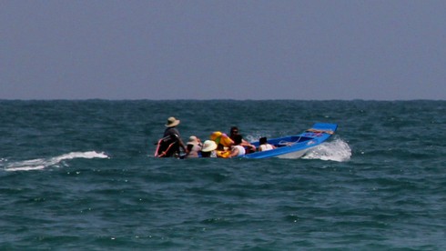 Liều mạng trên những chiếc ghe ra đảo - ảnh 1