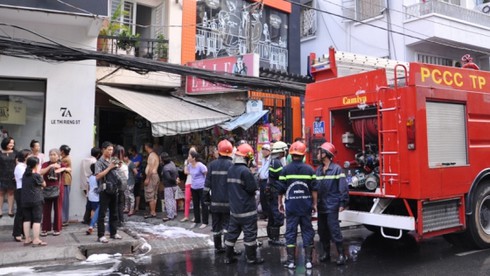 Hỏa hoạn tại khu vực trung tâm, hàng chục người tháo chạy - ảnh 1