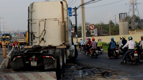 Xe đầu kéo “làm loạn” trên đường - ảnh 1