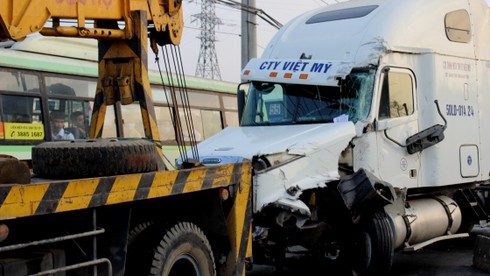 Xe đầu kéo “làm loạn” trên đường - ảnh 4