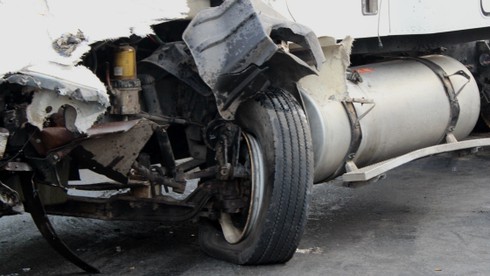 Xe đầu kéo “làm loạn” trên đường - ảnh 2