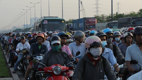 Xe đầu kéo “làm loạn” trên đường - ảnh 5