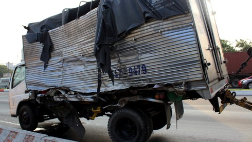 Xe đầu kéo “làm loạn” trên đường - ảnh 3