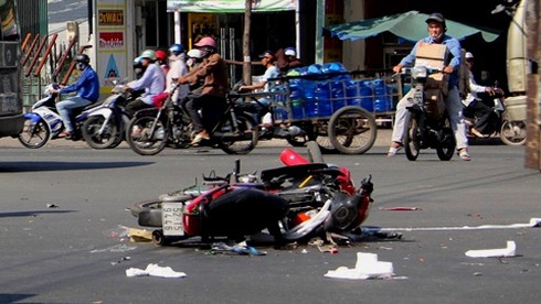 Xe chở thuốc lá lậu gây tai nạn, “hàng” lập tức bị “dọn sạch” - ảnh 1
