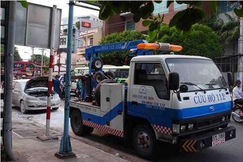 Xế hộp đột nhiên bốc cháy khi đang lưu thông - ảnh 3