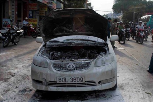 Xế hộp đột nhiên bốc cháy khi đang lưu thông - ảnh 2