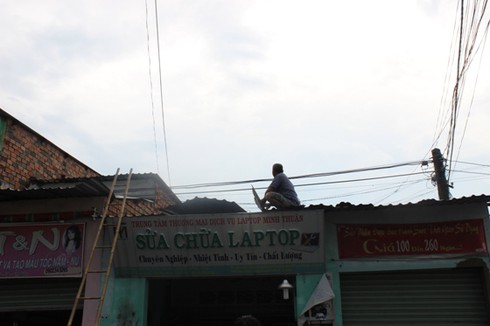 TP.HCM: Lốc xoáy bất ngờ kéo sập mái hàng chục nhà dân - ảnh 2