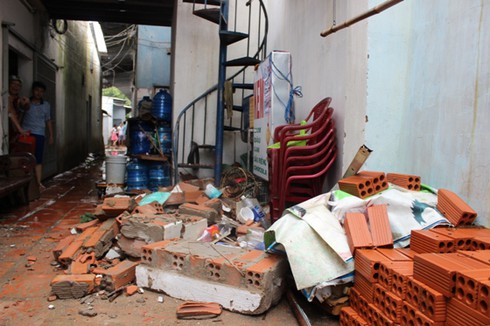 TP.HCM: Lốc xoáy bất ngờ kéo sập mái hàng chục nhà dân - ảnh 3