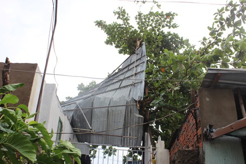 TP.HCM: Lốc xoáy bất ngờ kéo sập mái hàng chục nhà dân - ảnh 4