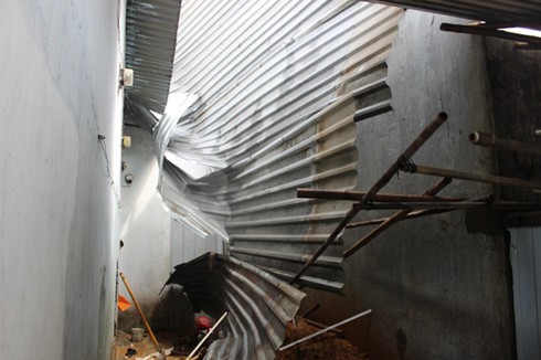 TP.HCM: Lốc xoáy bất ngờ kéo sập mái hàng chục nhà dân - ảnh 5