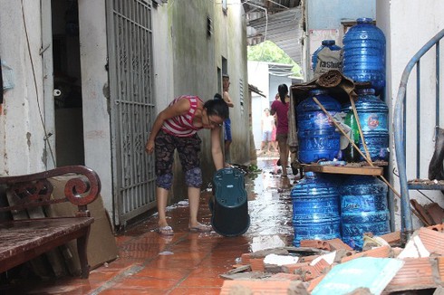 TP.HCM: Lốc xoáy bất ngờ kéo sập mái hàng chục nhà dân - ảnh 6