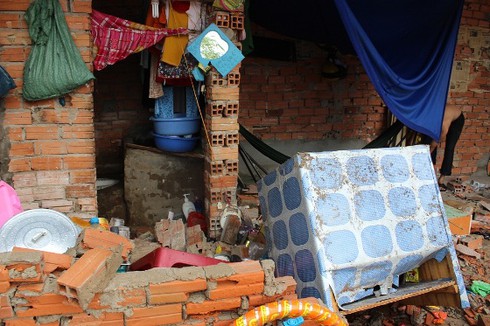 TP.HCM: Lốc xoáy bất ngờ kéo sập mái hàng chục nhà dân - ảnh 8