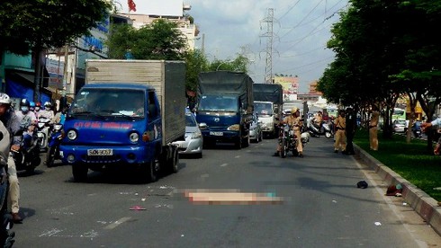 Sang đường sai luật, một phụ nữ bị xe cán tử vong - ảnh 1