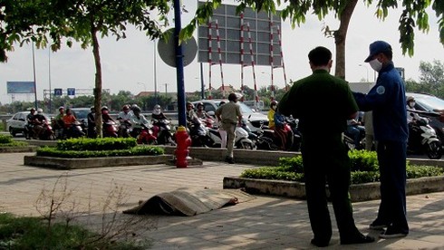 TP.HCM: Nam thanh niên chết gục trên vỉa hè - ảnh 1