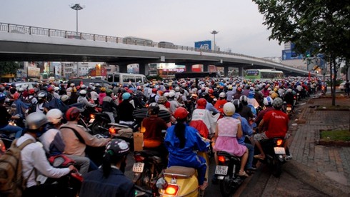 Người Sài Gòn đội mưa về nghỉ lễ 30/4 - ảnh 1