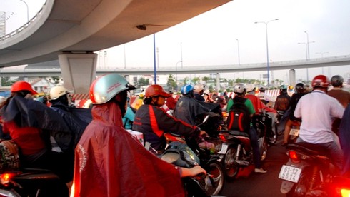 Người Sài Gòn đội mưa về nghỉ lễ 30/4 - ảnh 2