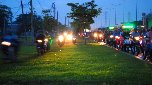 Người Sài Gòn đội mưa về nghỉ lễ 30/4 - ảnh 3