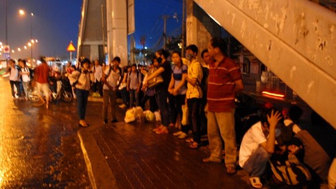 Người Sài Gòn đội mưa về nghỉ lễ 30/4 - ảnh 4