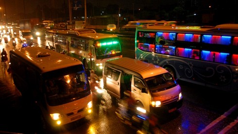 Người Sài Gòn đội mưa về nghỉ lễ 30/4 - ảnh 6