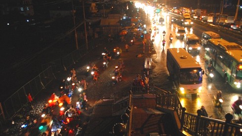 Người Sài Gòn đội mưa về nghỉ lễ 30/4 - ảnh 7