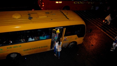 Người Sài Gòn đội mưa về nghỉ lễ 30/4 - ảnh 10