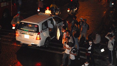 Người Sài Gòn đội mưa về nghỉ lễ 30/4 - ảnh 11