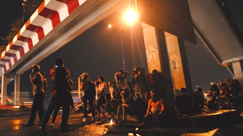 Người Sài Gòn đội mưa về nghỉ lễ 30/4 - ảnh 5