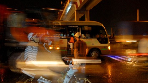 Người Sài Gòn đội mưa về nghỉ lễ 30/4 - ảnh 8