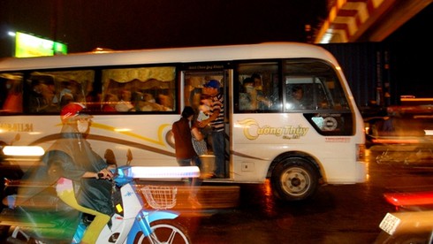 Người Sài Gòn đội mưa về nghỉ lễ 30/4 - ảnh 9