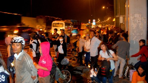 Người Sài Gòn đội mưa về nghỉ lễ 30/4 - ảnh 12