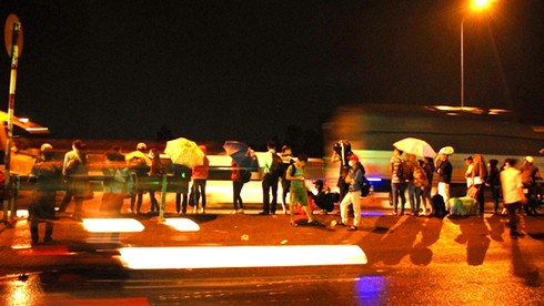 Người Sài Gòn đội mưa về nghỉ lễ 30/4 - ảnh 13