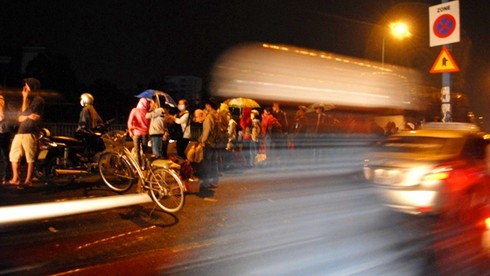 Người Sài Gòn đội mưa về nghỉ lễ 30/4 - ảnh 14