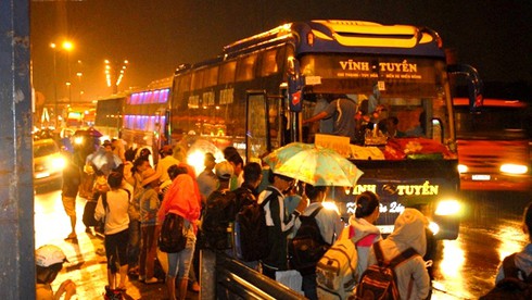 Người Sài Gòn đội mưa về nghỉ lễ 30/4 - ảnh 15