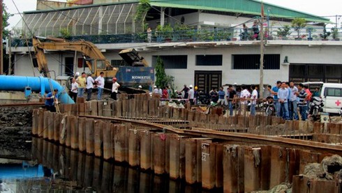 Phát hiện xác người lõa thể trong hố công trình ngập nước - ảnh 1