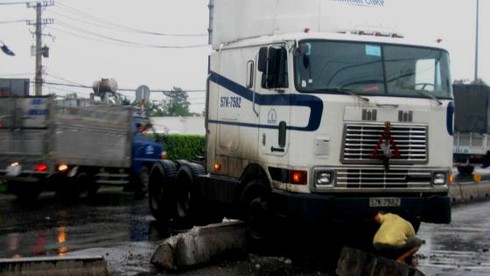 TP.HCM: Nhiều xe ô tô gặp nạn trong cơn mưa lớn - ảnh 2