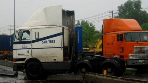 TP.HCM: Nhiều xe ô tô gặp nạn trong cơn mưa lớn - ảnh 1