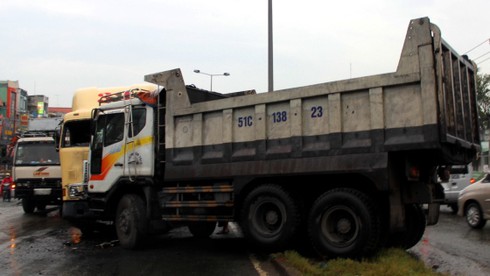 TP.HCM: Nhiều xe ô tô gặp nạn trong cơn mưa lớn - ảnh 4