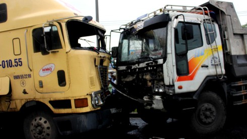 TP.HCM: Nhiều xe ô tô gặp nạn trong cơn mưa lớn - ảnh 3