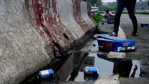 Bia Tiger rơi xuống đường, người dân giúp dọn sạch sau 20 phút - ảnh 1