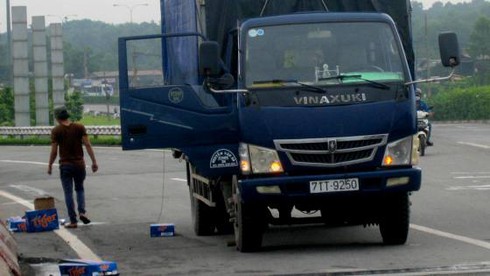 Bia Tiger rơi xuống đường, người dân giúp dọn sạch sau 20 phút - ảnh 2