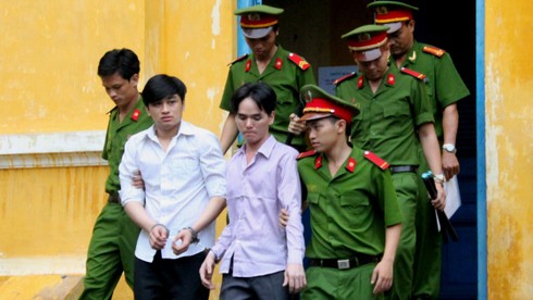 Án nặng cho 2 kẻ giết người sau cú đạp trúng chân ở quán bar - ảnh 1