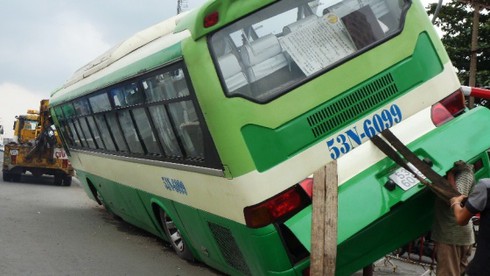 Gần 20 hành khách hoảng sợ khi xe buýt nằm chênh vênh - ảnh 3