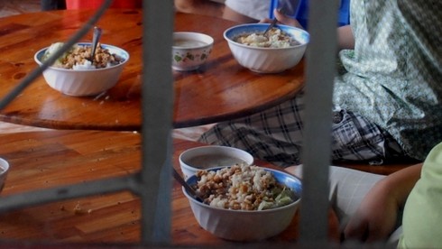 Trẻ tự kỷ bị dạy bằng khúc cây: Phụ huynh bật khóc khi nghe tin - ảnh 2