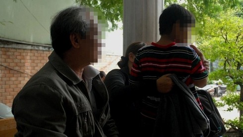 Trẻ tự kỷ bị dạy bằng khúc cây: Phụ huynh bật khóc khi nghe tin - ảnh 1