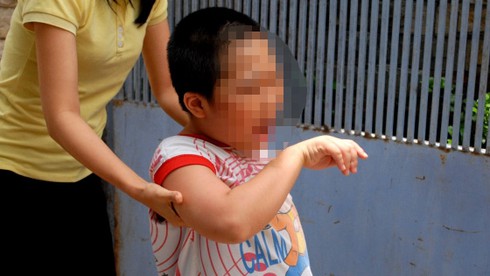 Trẻ tự kỷ bị dạy bằng khúc cây: Phụ huynh bật khóc khi nghe tin - ảnh 3